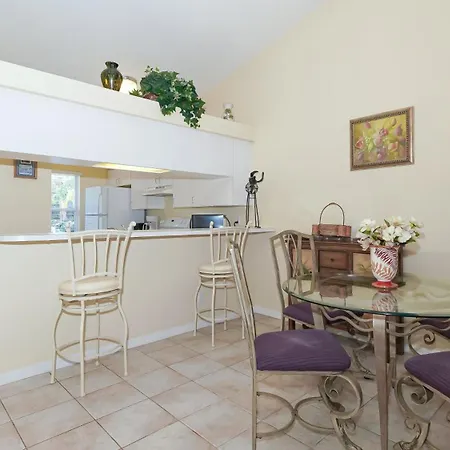 Close To Beaches, Downtown, Restaurants & Parks!